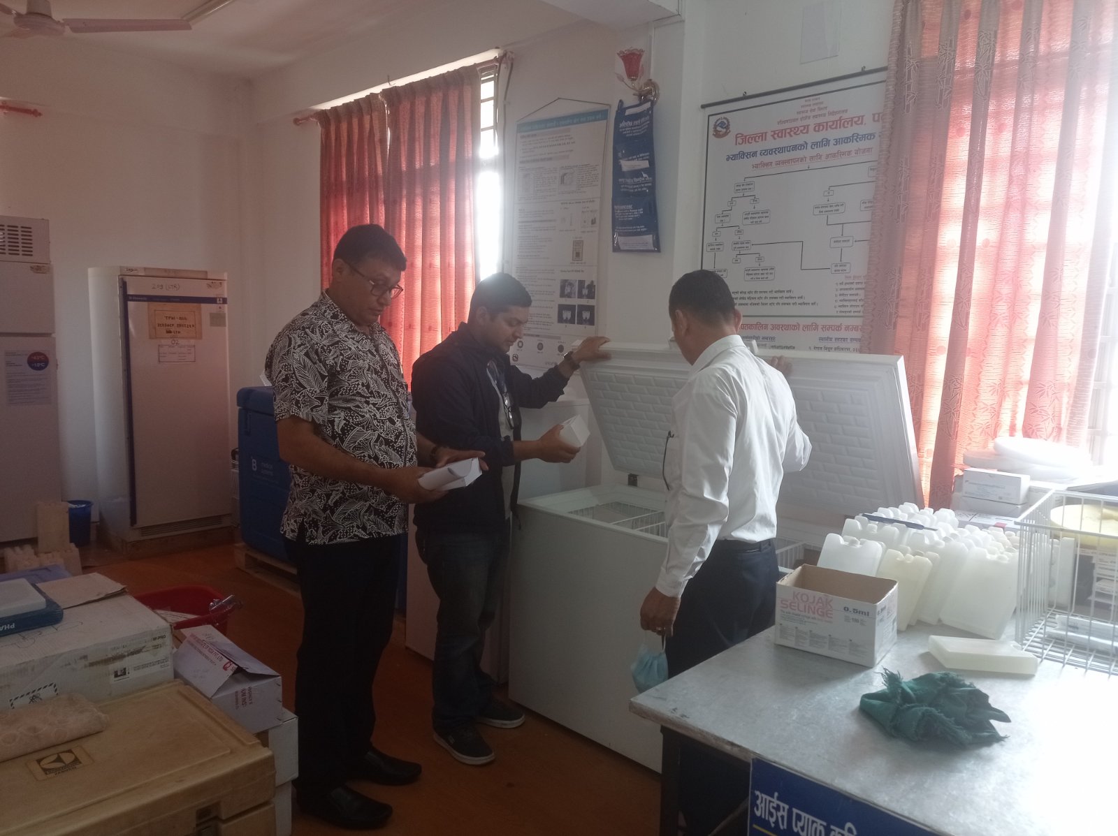 स्वास्थ्य कार्यालय पर्बतको कोल्ड रुमको निरीक्षण